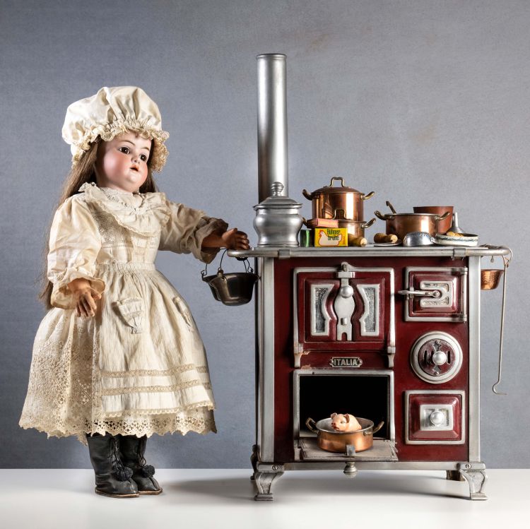 Cucina economica giocattolo con accessori, prima metà XX secolo, metallo, metallo smaltato e rame, Museo della Bambola e del Giocattolo, Rocca di Angera (Varese)