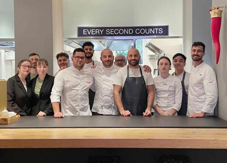 Foto di rito al pass dell'Hub, con le brigate di Identità Golose Milano e gli ospiti della serata
