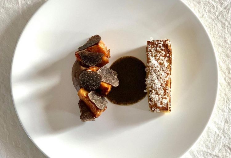 Tartufo invernale, succo ridotto di sedano rapa glassato, sugo al tartufo e millefoglie di patate, piatto al Meteor