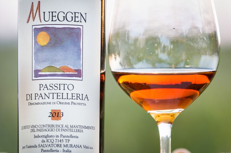 Passito di Pantelleria Doc
Mueggen 2014 - Salvatore Murana
Avere la fortuna di dialogare con Salvatore Murana permette di capire il valore di quest’ isola, di apprezzare il lavoro incredibile che ha dedicato e dedica alla sua azienda facendo il bene di un progetto pantesco con lo spirito di un grande impreditore amplificando il valore di fare squadra. Questo Passito è un omaggio a Pantelleria; si ottiene attraverso la vendemmia manuale di grappoli di Zibibbo selezionati e fatti appassire per 18-25 giorni. Si prosegue con la pigiatura e il mosto così ottenuto viene lasciato fermentare per poi affinare 24-32 mesi in serbatoi di acciaio. Il colore ambra di questo vino sprigiona note intense di arancio, mela cotta per poi virare verso le erbe officinali, in primis origano, mentre all’assaggio pervade una nota amaricante di raro equilibrio