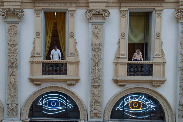 «L’artista Patrick Tuttofuoco ha realizzato un’opera intitolata Heterochromic (Rosa e Carlo), in cui le lunette si trasformano in due occhi, il mio e quello di mia moglie, generando un unico individuo con due iridi di diverso colore»
