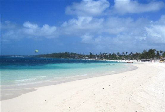 La spiaggia candida di proprietà del Long Beach di Mauritius. Il resort, 5 stelle lusso, è stato inaugurato nel maggio 2011