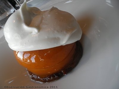 Savarin su una composta di prugne di Agen confit e mousse alla vaniglia (foto Regol)