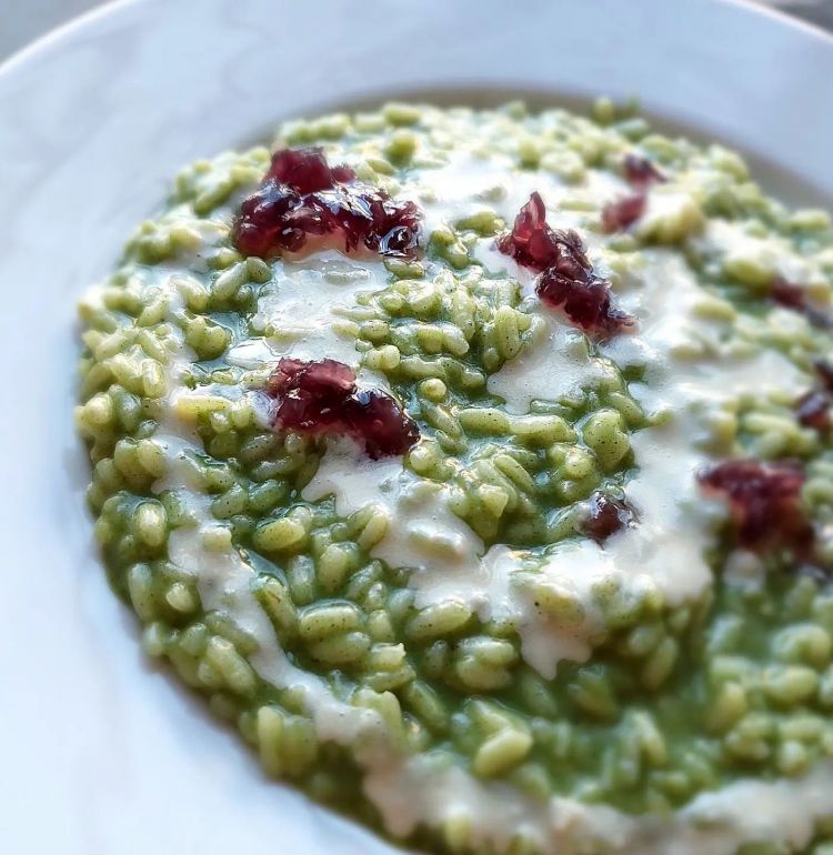 Un piatto di Giada Lavatelli nella piccola cucina della Salumeria Mazzone, ossia Risotto al cavolo nero, Brillat Savarin e cipolla caramellata