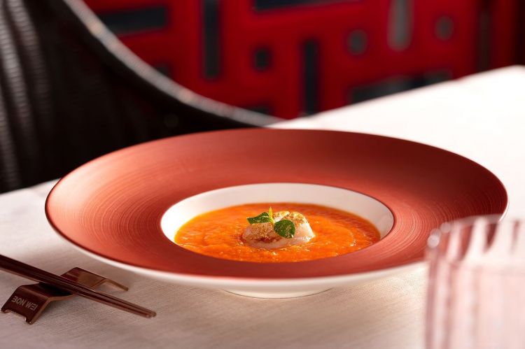 L'apertura del menù di capodanno: Zuppa di zucca, capasanta e foglia d’oro