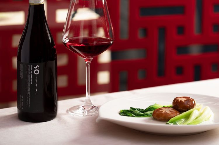 Xian-gu (fungo shiitake) ripieno di carne di maiale e pak choy si sposa perfettamente con il Roero Sanche 2019 di Stefano Occhetti