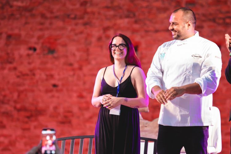 Anna Rotella e Roberto Davanzo, l'accoglienza avvolgente e il pizzaiolo patron di Bob Alchimia a Spicchi - destinazione pizza a Montepaone (Catanzaro), ma anche le menti e i cuori che hanno dato vita al Bob Fest assieme al team di TIMO. La foto è a cura di Simona Gangale