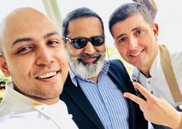 Sanjay Thakur, a sinistra, con Sunny Menon (fondatore di una società di import-export tra Italia e India) e lo chef Pietro D'Agostino, de La Capinera di Taormina. I tre sono stati ritratti dieci giorni fa a Cibo Nostrum
