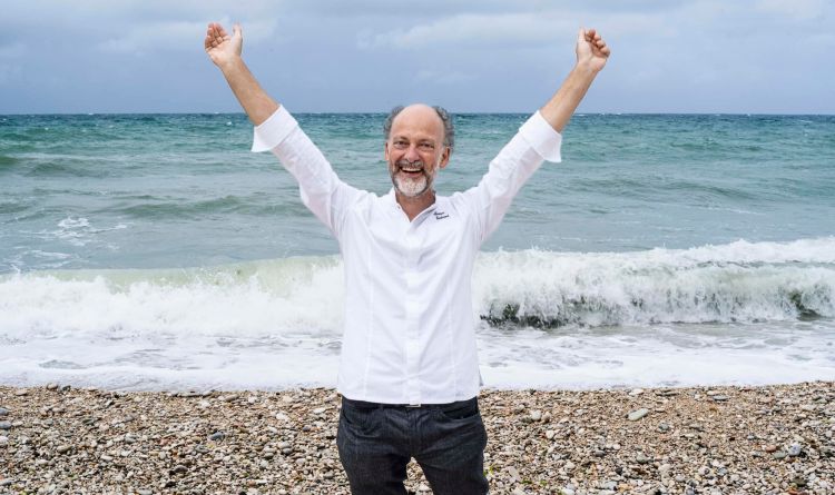 Moreno Cedroni sulla spiaggia di Portonovo, di fro