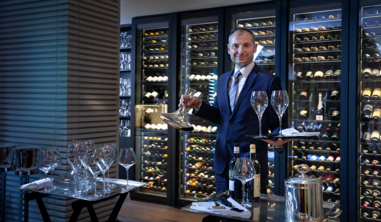 L'ottimo restaurant manager Sokol Ndreko, cui affidarsi per un pairing creativo e puntuale