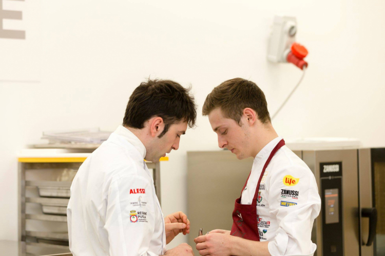 Con il suo assistente, Curtis Mulpas