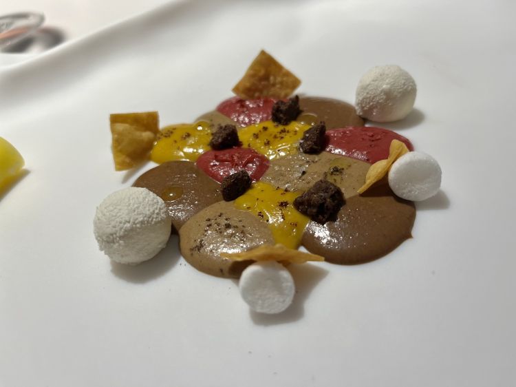 Festival di moles un favoloso dessert che intreccia diversi tipi di mole, la celebre salsa della tradizione messicana. Se ne riconoscono 4 diversi: mole amarillo di zucca e cioccolato d’oro; mole rosa con barbabietola e cioccolato ruby, mole de novia con cioccolato al latte, molepoblano 70% cacao
