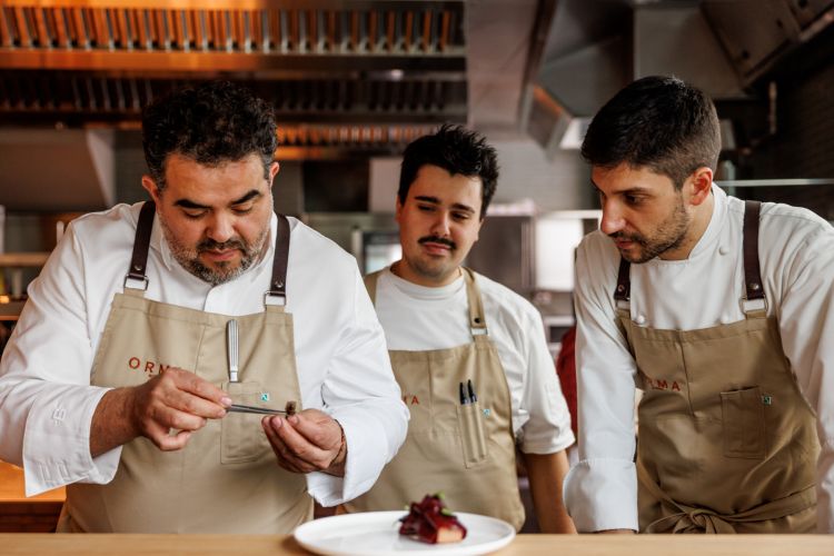 Roy Caceres al lavoro con Giovanni Oliveri e Pier Mario Fiengo, i due sous chef di Orma