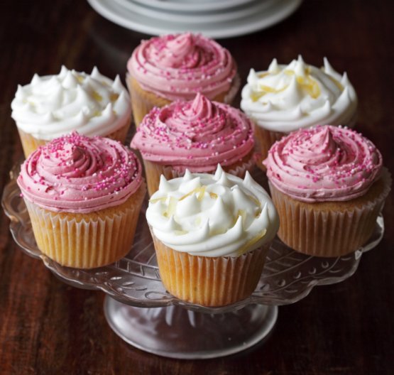 Cupcake bianche e rosa (foto Thinkstock)
