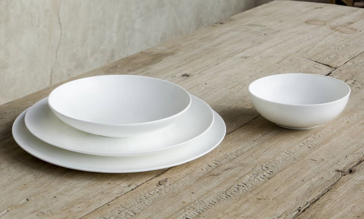 Aida, dalle forme armoniose e ideale per aggiungere un tocco moderno alla tavola. Linea Aida Schonhuber Franchi, in Fine Bone China