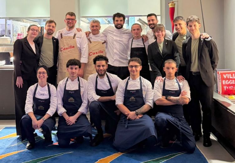 Foto di gruppo con gli chef ospiti e le brigate di