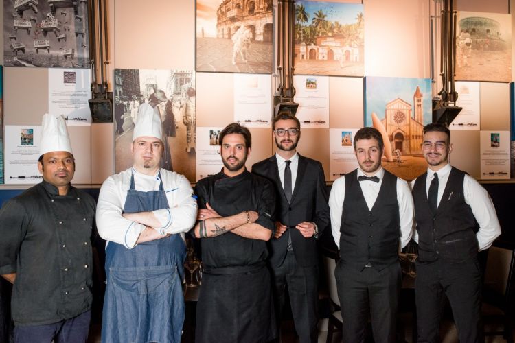 Gambaretto con Balestra e lo staff di Amo Bistrot
