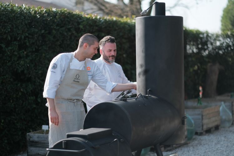 Lo chef Gianluca Da Rin Perette con il suo secondo, al barbecue
