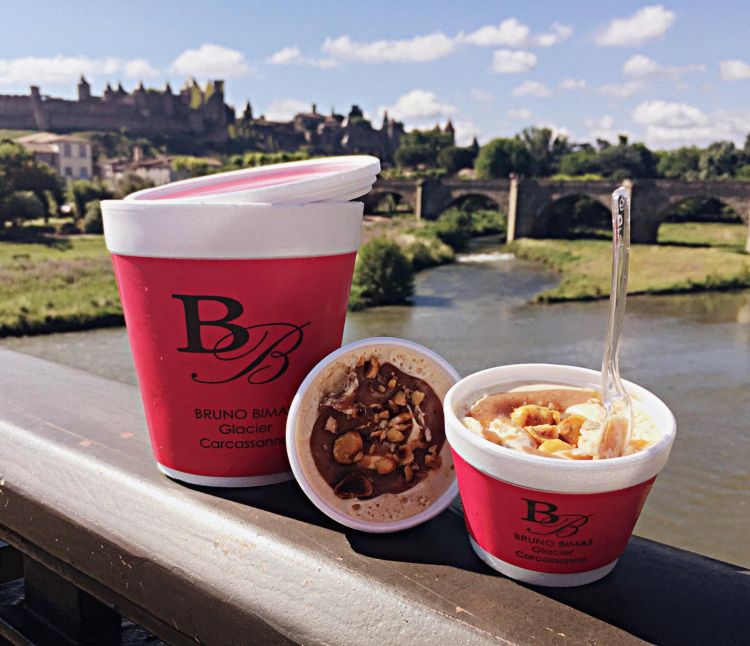 I gelati della Patisserie Bimas. E la cittadella di Carcassonne sullo sfondo