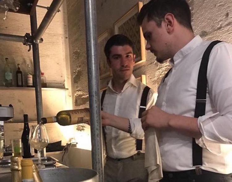 Giacomo Serreli col sommelier Paolo Mirai, di profilo