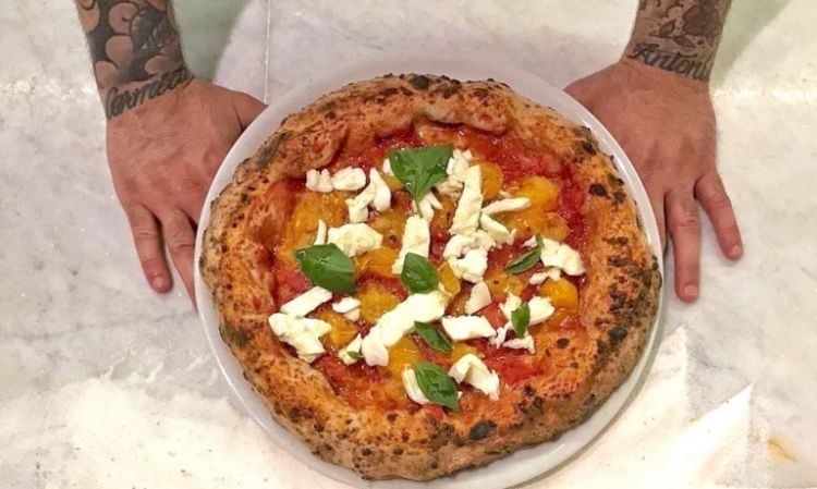 Pizza e mani di Gennaro Battiloro
