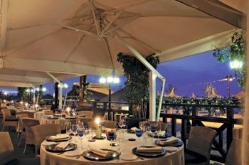 La terrazza aperta sul mare del Cafe Les Paillotes, 1 stella Michelin dal 2010