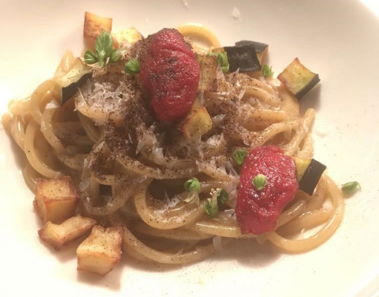 Spaghetti alle melanzane bruciate, ricotta salata e datterini