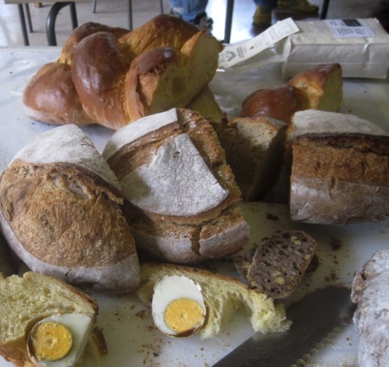 Il pane  proviene dal panificio Longoni di Carate Brianza: lievitazione lenta e naturale con pasta madre. Lo scouting delle materie prime di Un Posto a Milano è 