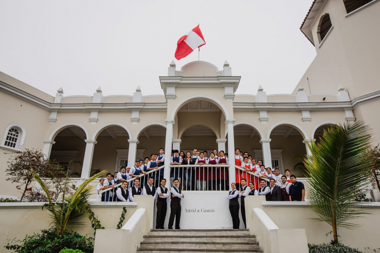 Lo staff al completo di Astrid y Gaston, fotografato il giorno della festa dell'indipendenza peruviana (il 28 luglio)
