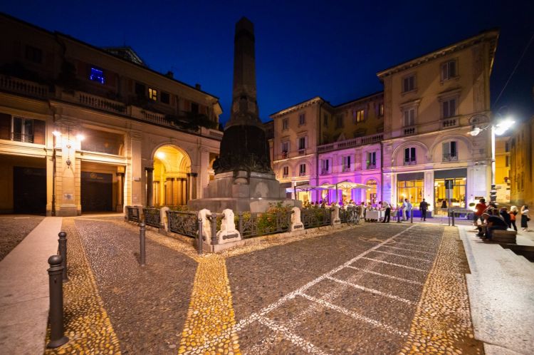 L'elegante Piazza del Lino a Pavia, di sera. Il ristorante è quello illuminato sulla destra
