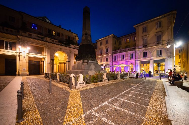 L'elegante Piazza del Lino a Pavia, di sera. Il ristorante è quello illuminato sulla destra