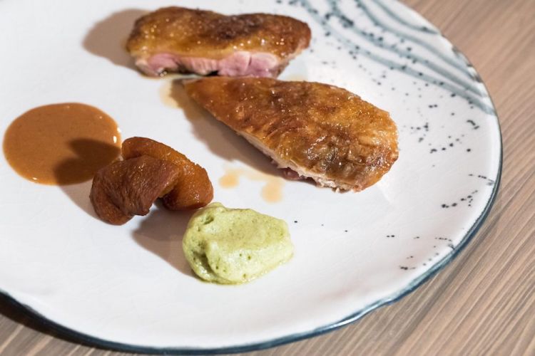 Faraona arrosto con salsa di nocciole e resina di rosmarino