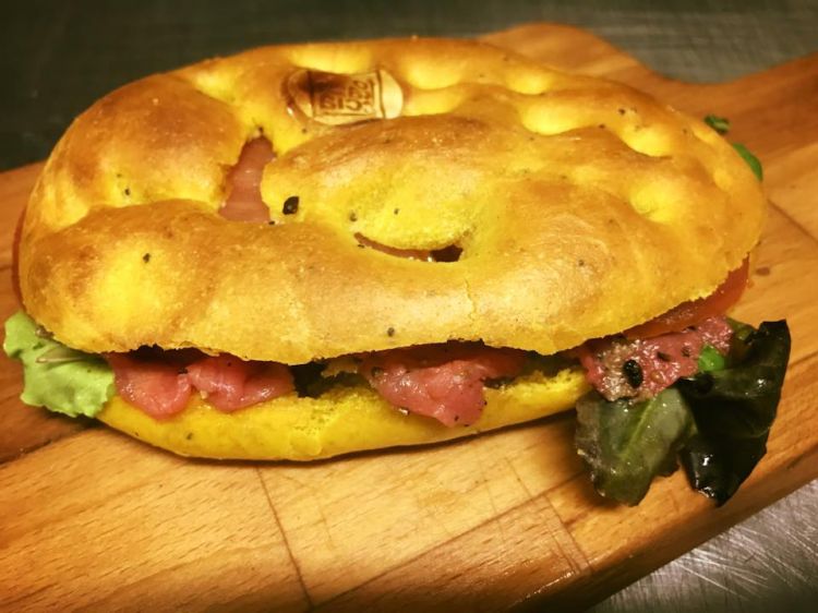 Fokaccina alla curcuma carpaccio di manzo marinato pomodoro ramato
