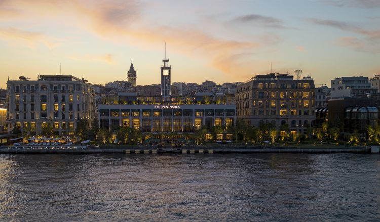 The Peninsula con, al rooftop, il ristorante Gallada