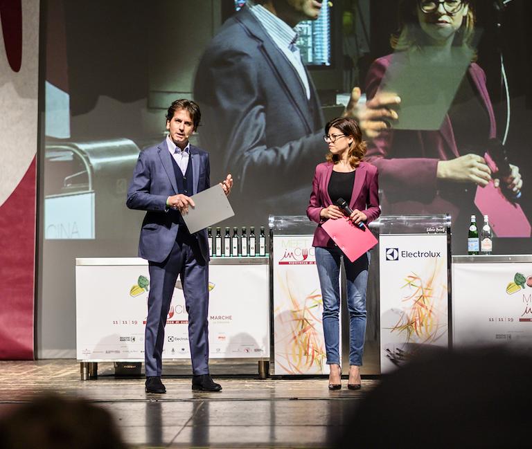 Massimo Di Cintio sul palco con la giornalista Agnese Testadiferro
