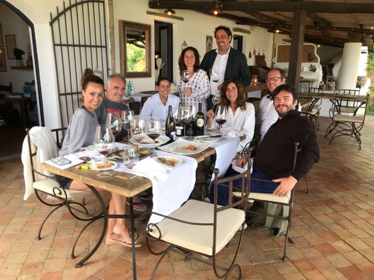 Foto di gruppo al Signum. Nel suo giro in Sicilia, Adrià è stato scortato dal giornalista Francesco Pensovecchio (secondo da destra), che ha documentato le tappe del viaggio sulle pagine di Wine in Sicily. In piedi accanto a Luca Caruso, la compagna Natascia Santandrea, ristoratrice alla Tenda Rossa di Cerbaia (Firenze)
