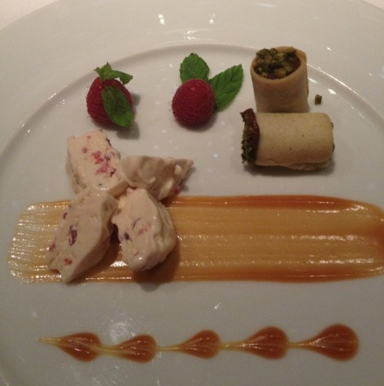 Parfait ai petali di rosa, lamponi e pepe, piatto preparato da Gritti al Festival Bernard Loiseau di Mauritius