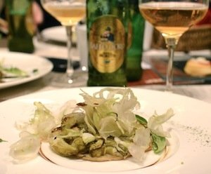 Tatin di puntarelle e mozzarella con insalata di puntarelle e olio di acciuga e Birra Moretti Baffo d'Oro di Claudio Sadler (foto S'Notes)