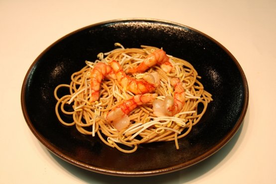 Gli Spaghetti integrali con code di gambero, germogli di soia e sesamo di Daniel Canzian, cuoco del Marchesino di Milano. La sua lezione è fissata per mercoledì 11 maggio alla fiera di Rho, dalle ore 11