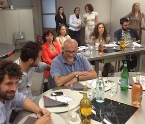 ALLIEVI PER UN GIORNO. Da sinistra, riconosciamo seduti Matias Perdomo, Alessandro Negrini, Maida Mercuri, la giornalista Laura Lazzaroni, Claudio Sadler, Alice Delcourt e Fabrizio Ferrari