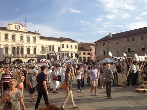 Dopo qualche goccia &egrave; sceso il sole. Dieci euro davano diritto a 3 consumazioni