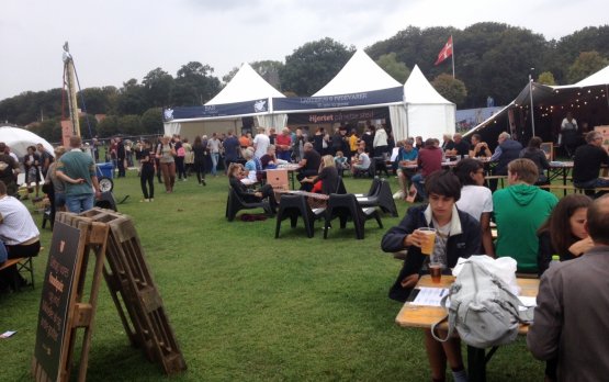 Il Food Festival di Aarhus ha registrato 27mila presenze nel fine settimana. Tra gli stand, tanti marchi di birra artigianale, chioschi di gelato all'azoto liquido, distillatori di mele, interpreti di smørrebrød e produttori di delizioso formaggio Unika