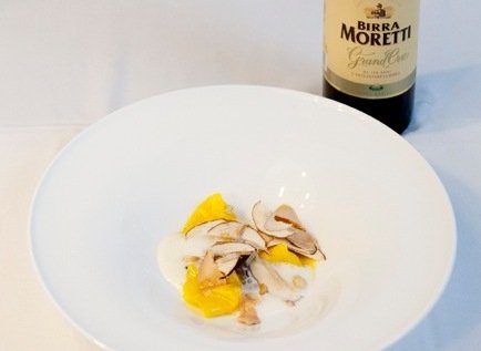 La birra con il cappelletto, il primo dei due piatti vincenti di Del Duca: cappelletti ripieni di birra con zenzero, funghi, spuma al parmigiano e foie gras. Nel piatto e nel calice, Birra Moretti Grand Cru