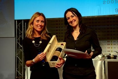 Identità Milano, febbraio 2014: Emanuela Tommolini (a destra) riceve da Nadia Zenato il premio Identità Donna