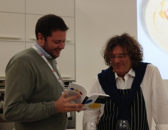 A sinistra, Fulvio Pierangelini con Marco Bolasco, direttore di Slow Food editore e spalla del cuoco nella lezione di ieri con Stefano Bonilli
