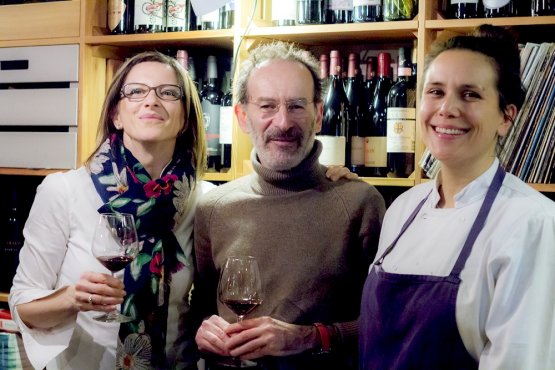 Da sinistra, Sofia Pepe, l'importatore di vini Dan Lerner e Alice Declourt, chef franco-americana dell'Erba Brusca