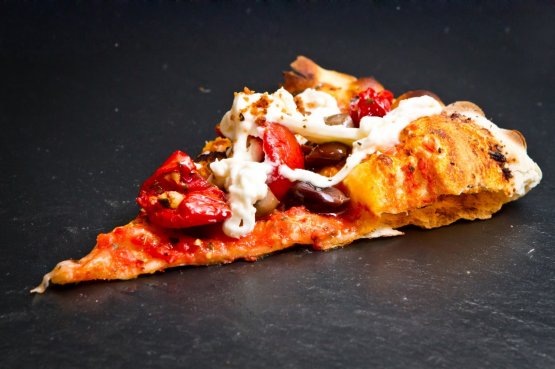 La pizza Colori Gustosi (pomodoro, cuore di burrata di Andria a crudo, olive taggiasche, pomodorini datterini confit, mandorle tostate): superlativa