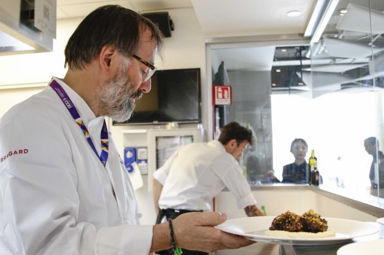 Niederkofler serve la sua Guancia di manzo brasata con purè di sedano, secondo piatto del menu presentato a Rho