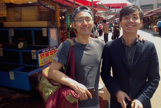 GUIDE. Le nostre guide d’eccezione tra i mercati di Seul: Mingoo Kang (chef del ristorante Mingles) e Jinmo Jang (ristorante And), 60 anni in due