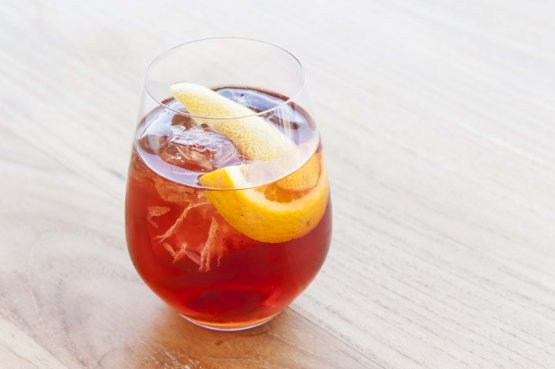 Americano: 3 cl di Vermouth Rosso, 3 cl di Bitte